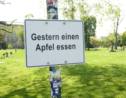 Schild mit folgender Anweisung: Gestern einen Apfel essen.